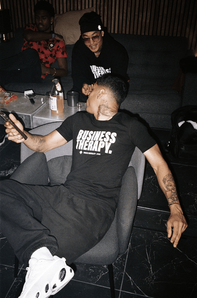 TEE "BUSINESS THERAPY" BLACK PUFF