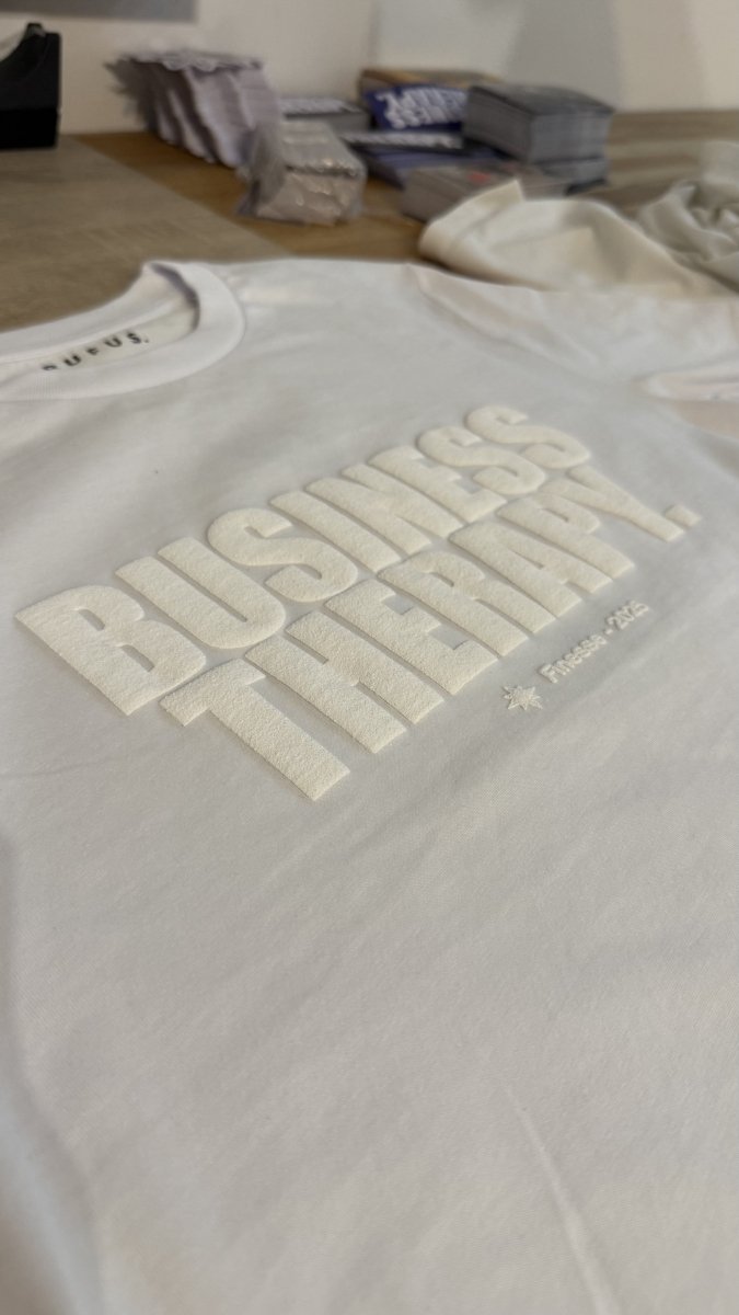 TEE "BUSINESS THERAPY" WOW PUFF