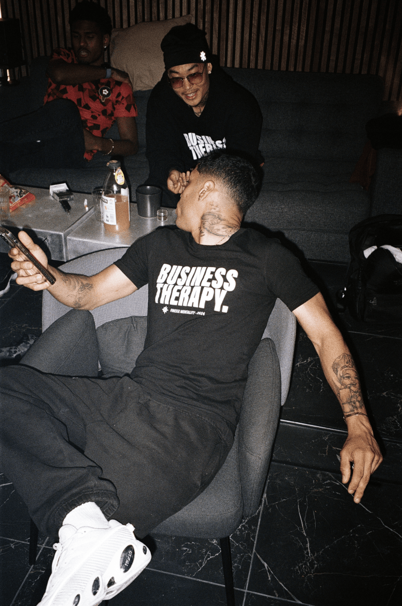 TEE "BUSINESS THERAPY" BLACK PUFF